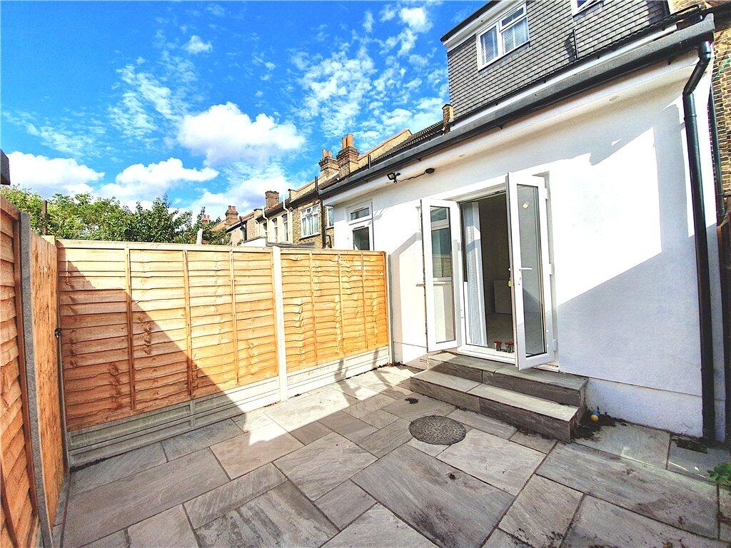 House in London, Broad Green - More