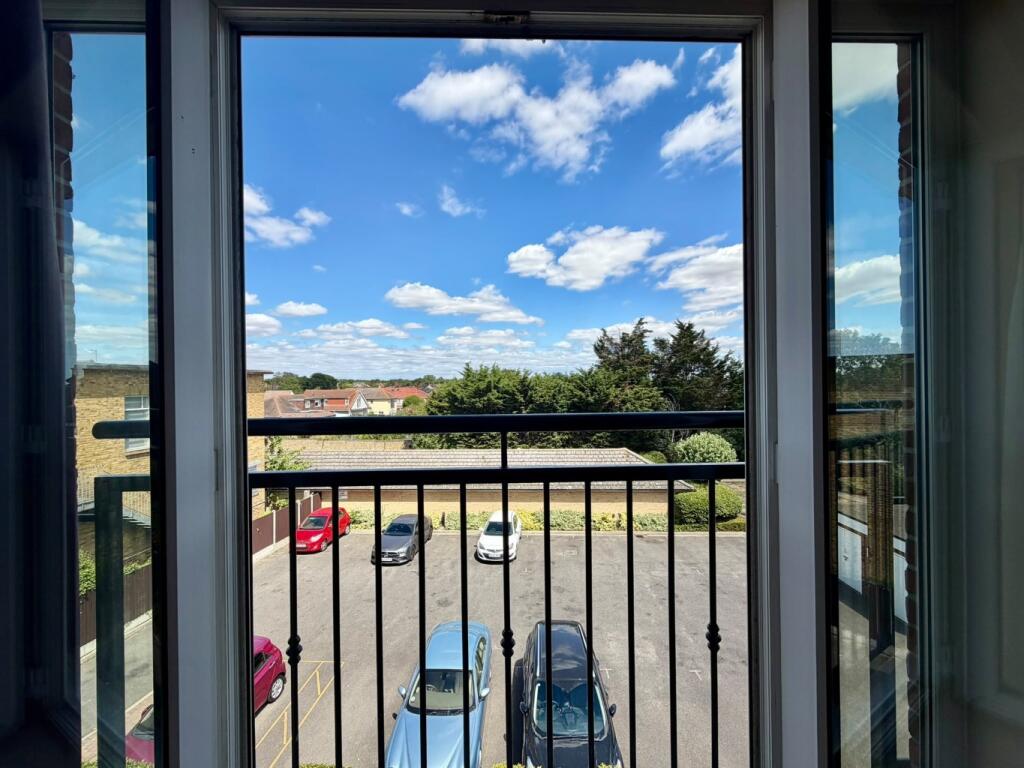 Apartment in Castle Point, Essex - View 4