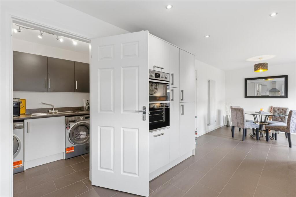 House in West Calder, Monarch's Way, West Lothian - View 5