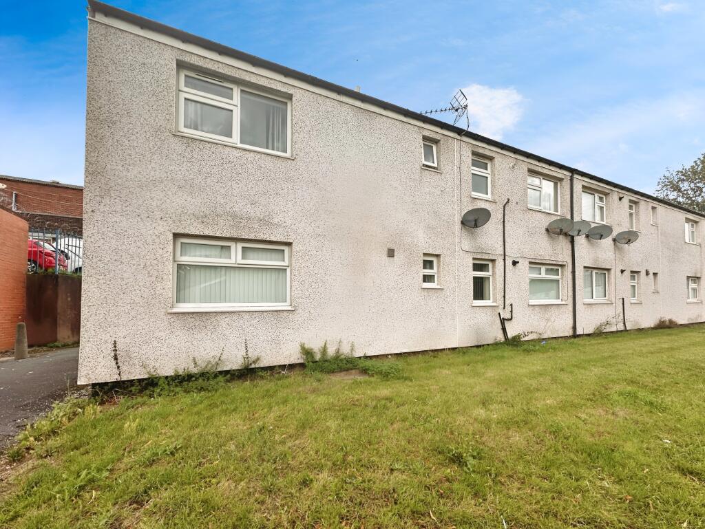 1-bed flat on Lupton Street, Leeds, LS10, £75,000