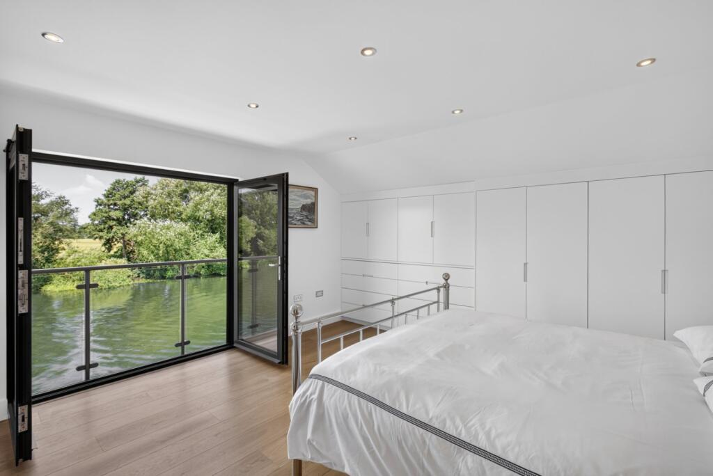 House in Wargrave, Wokingham - More