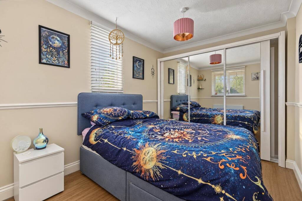 Apartment in Southend-on-Sea - More