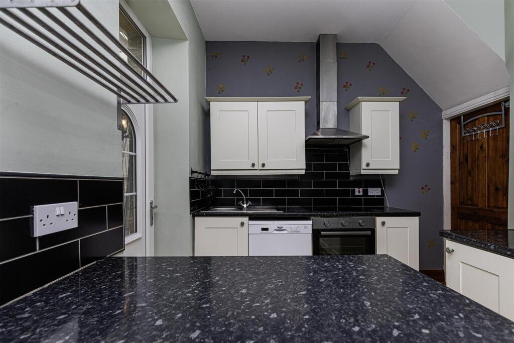 House in Huddersfield - View 5
