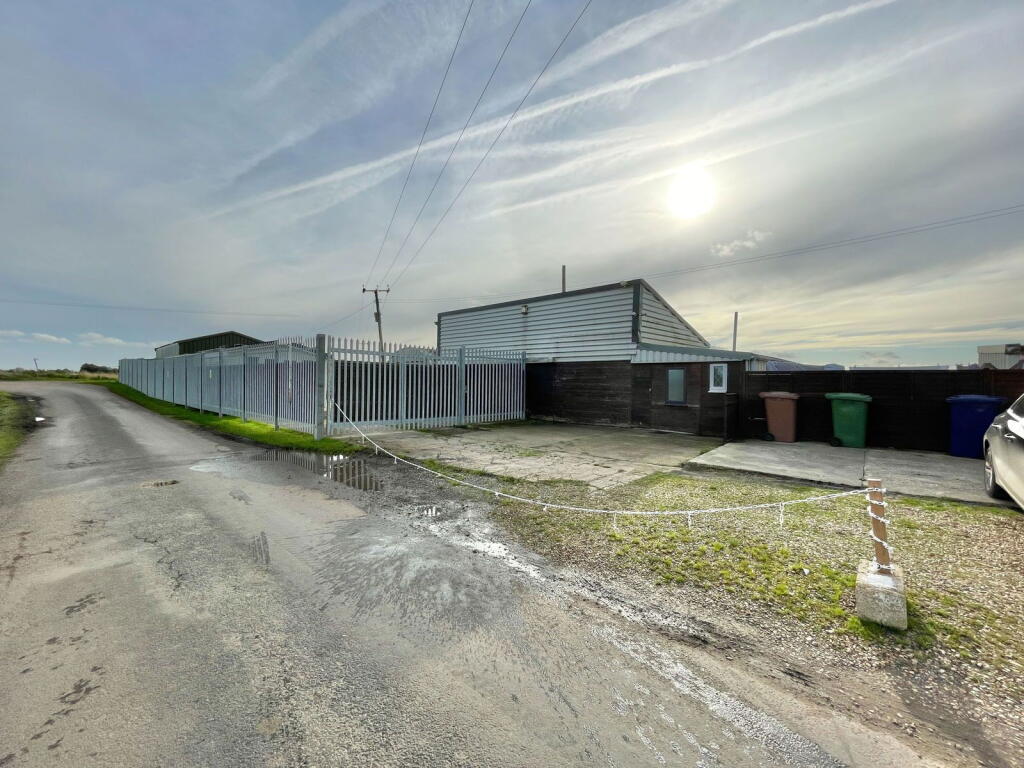 Studio parking on Euximoor Drove, Christchurch, £250,000
