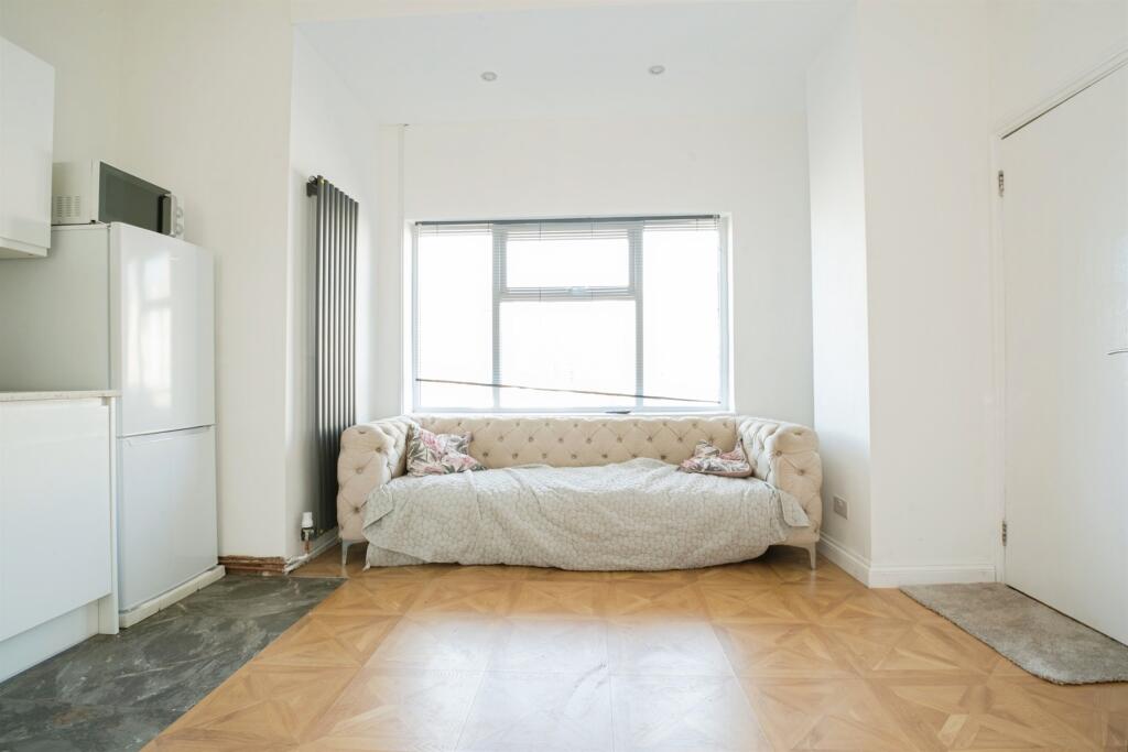 Apartment in Cardiff, Adamsdown - View 4
