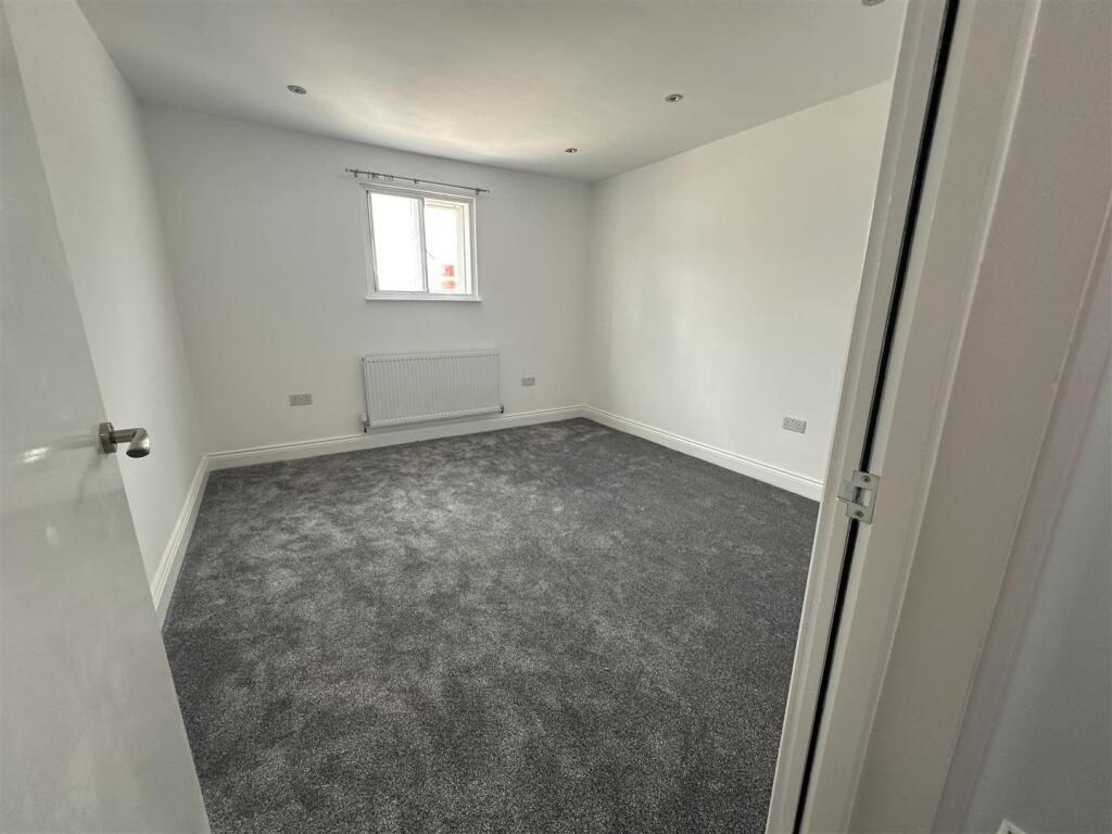 Apartment in Watford, North Watford - View 2