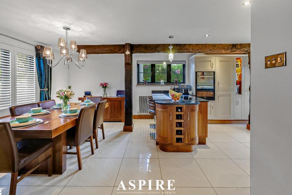 ***Chain Free - Fully Refurbished*** Wiscombe Hill, Langdon Hills, SS16 6 photo 4