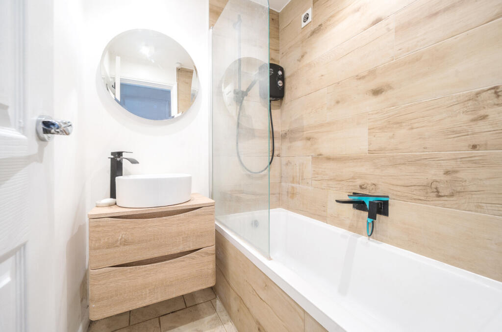 Apartment in Worthing, West Sussex - More