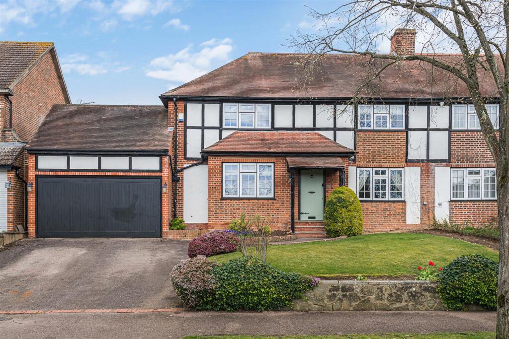 Main image of property: The Avenue, POTTERS BAR