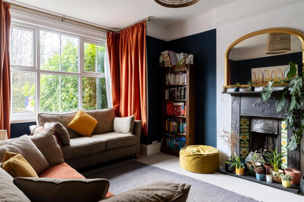 House in Reigate and Banstead, Merstham - View 2