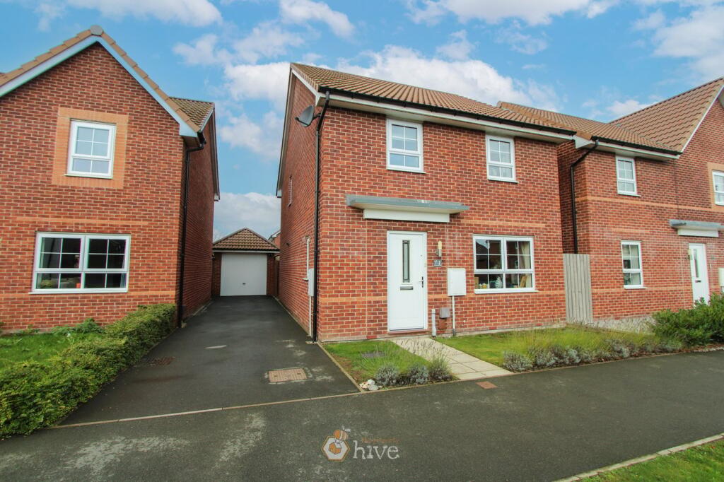 4-bed detached on Garland Road, New Rossington, Doncaster, DN11, £260,000