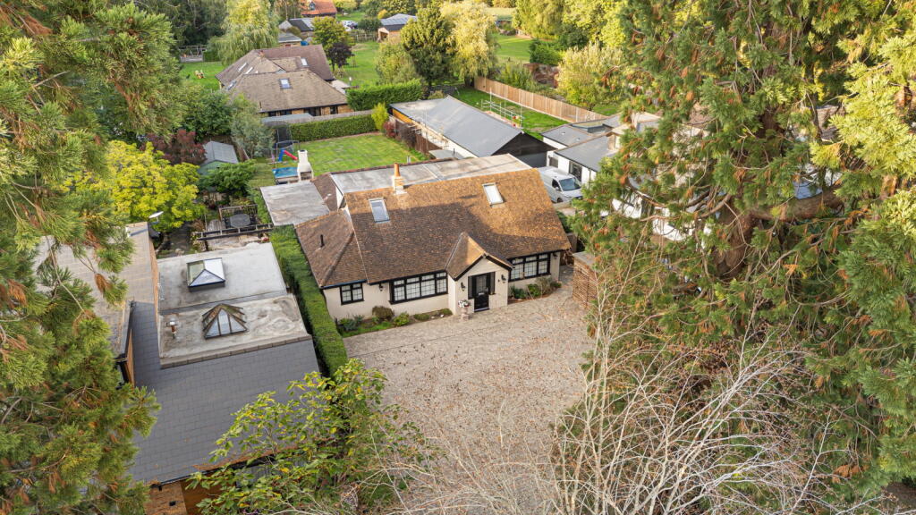 House in Tandridge, Chaldon - More