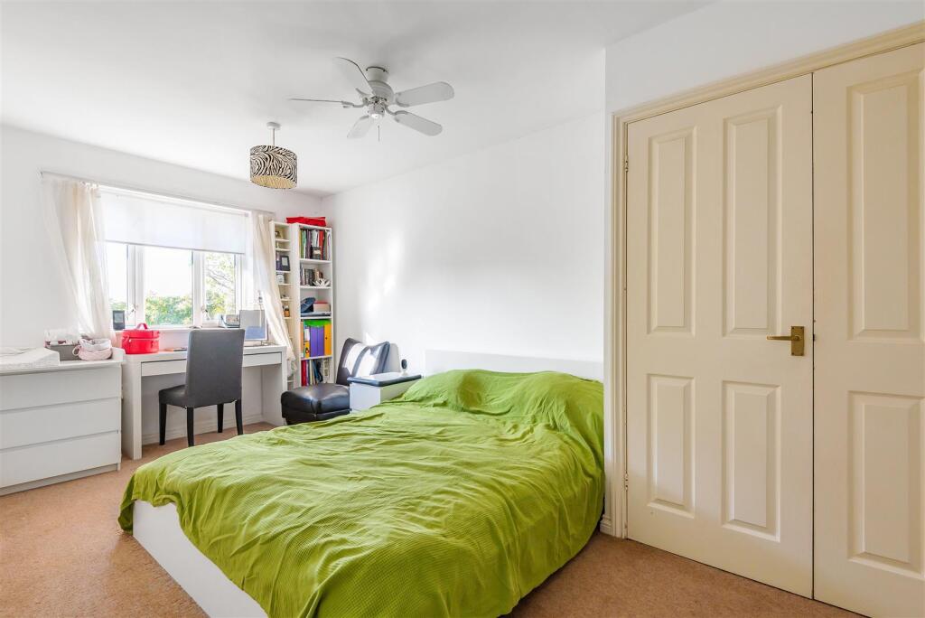 Apartment in Surbiton, Oakhill - More