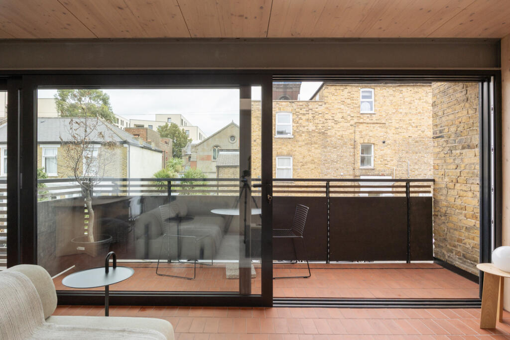 House in London - View 3