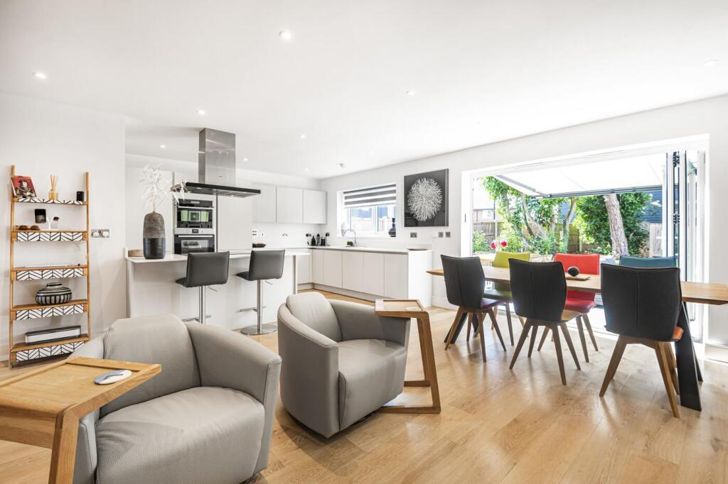 Flint Close, Rotherfield Greys, Henley-On-Thames - View 4