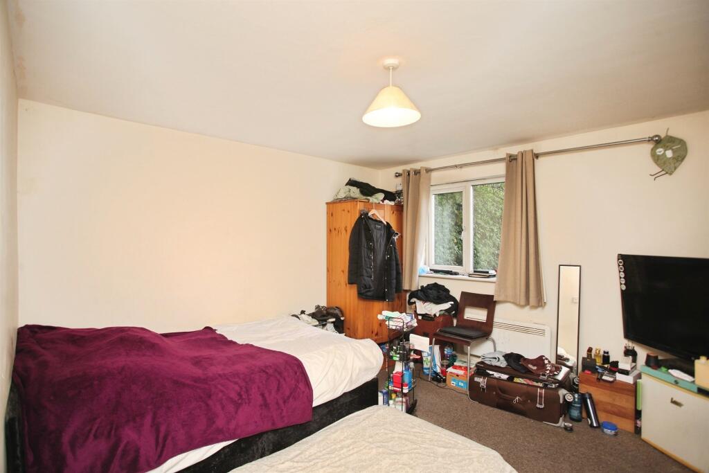 Apartment in Rugby, Warwickshire - View 5