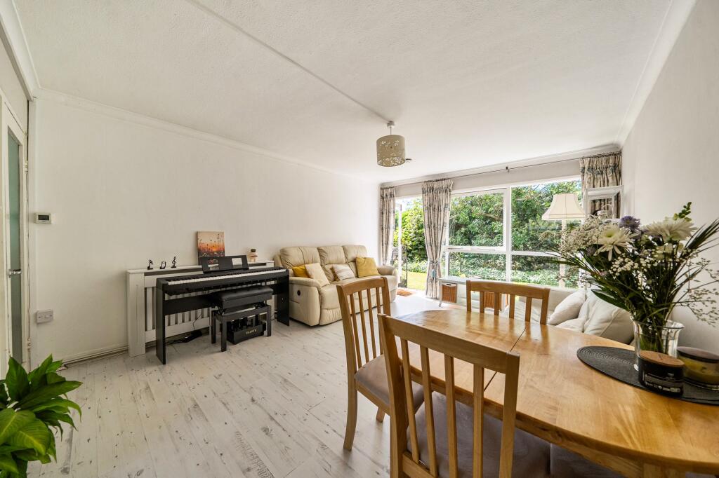 Apartment in London, Ham - View 5