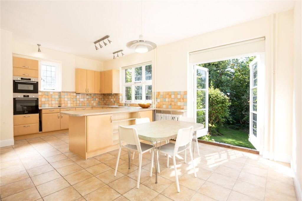 Westmead, London, SW15 photo 4