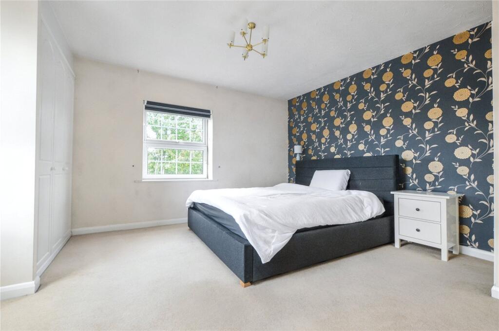 House in Leeds, Howlett Cross - More