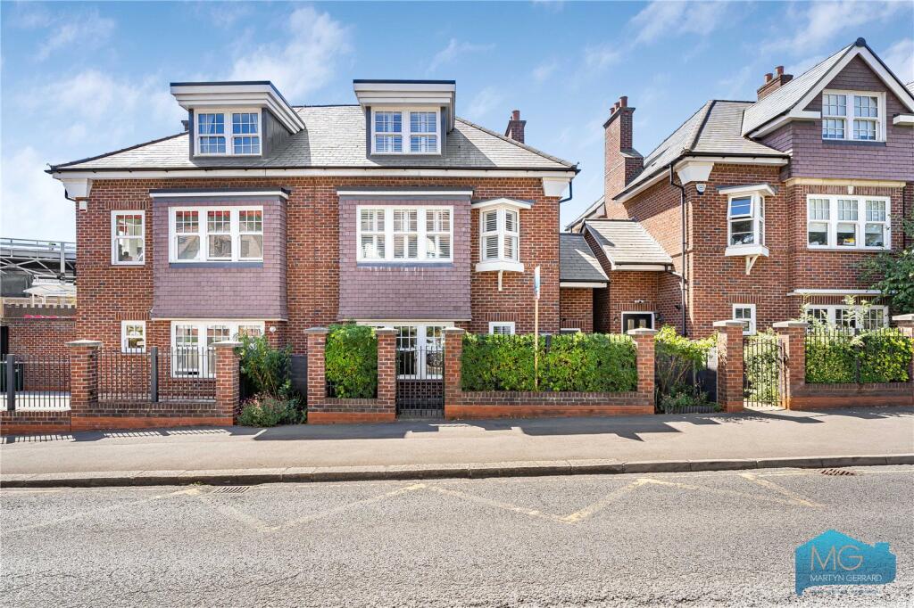 Main image of property: Bunns Lane, London, NW7