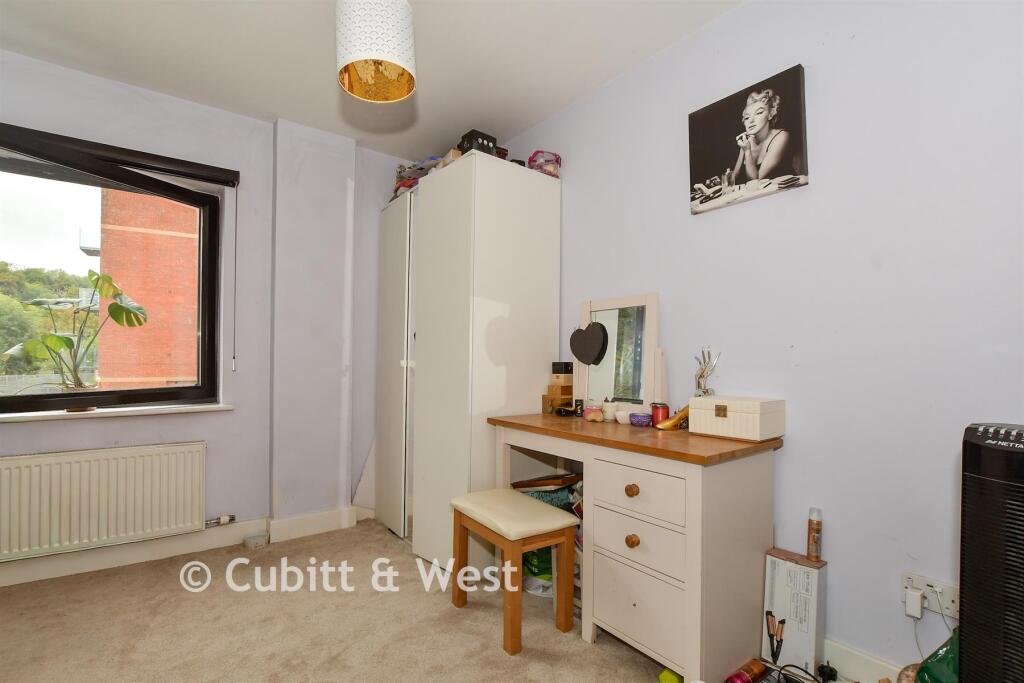 Apartment in Croydon - More