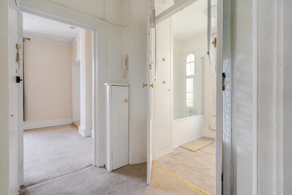 Apartment in Windsor - More