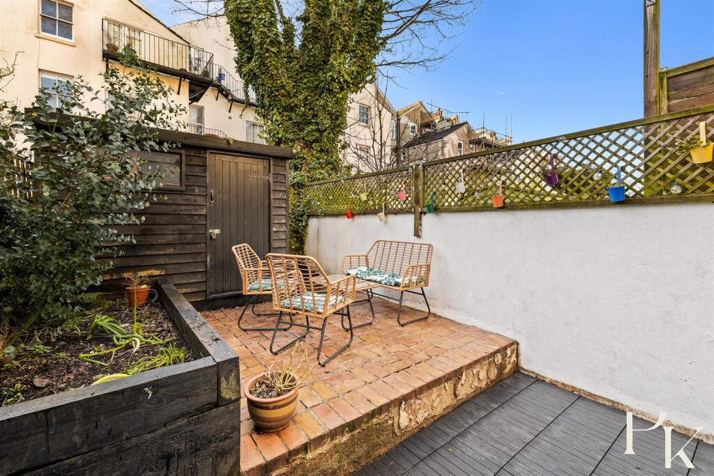 Apartment in Hove, Brunswick - View 2