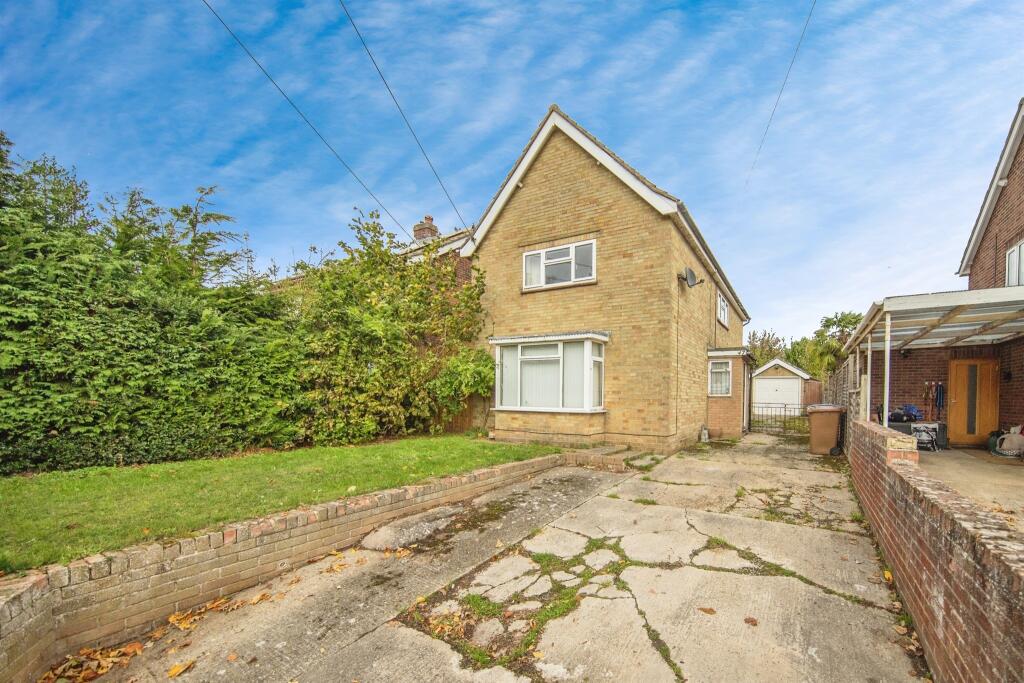 2-bed detached on Wells Hall Road, Great Cornard, Sudbury, £350,000