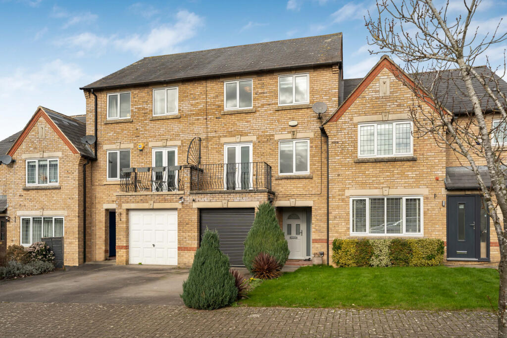 4-bed house on Lucerne Avenue, Bicester, OX26, £465,000