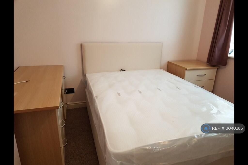 Apartment in Slough - View 5