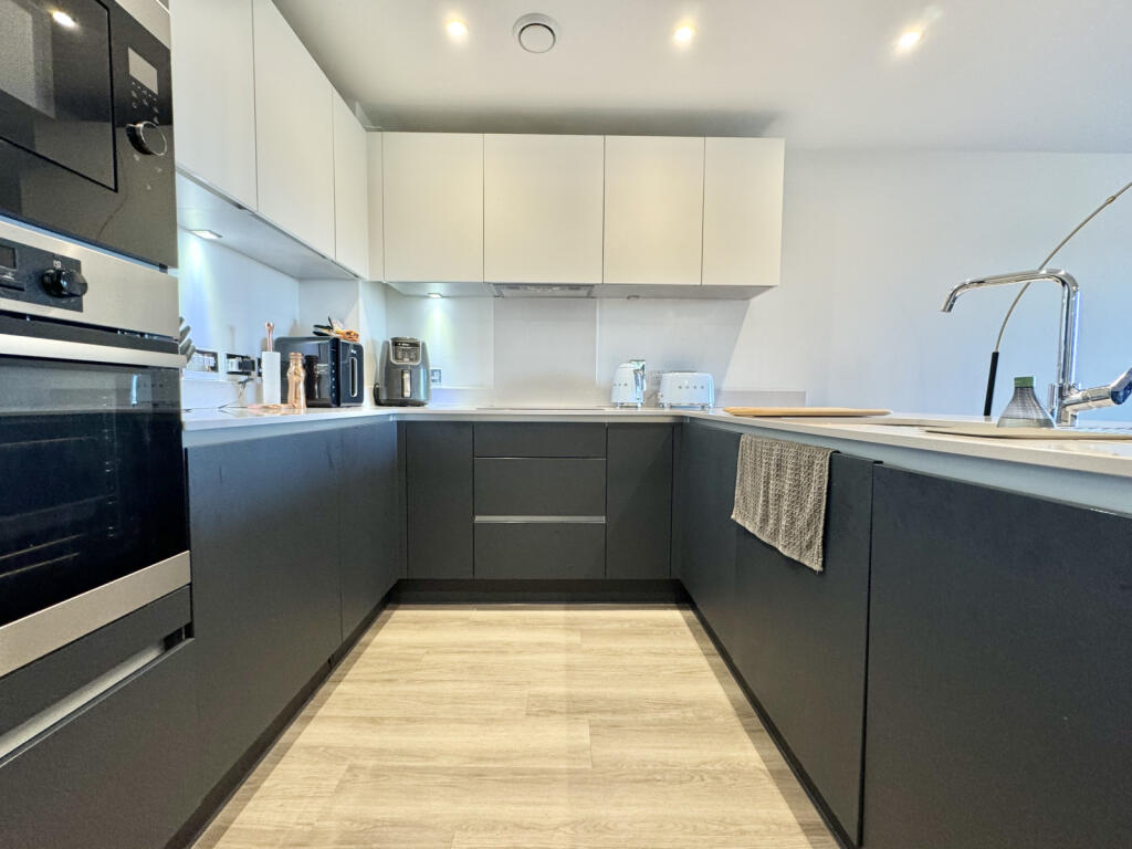 1-bed flat on City House, Green Lanes, Winchmore Hill, N21, £450,000