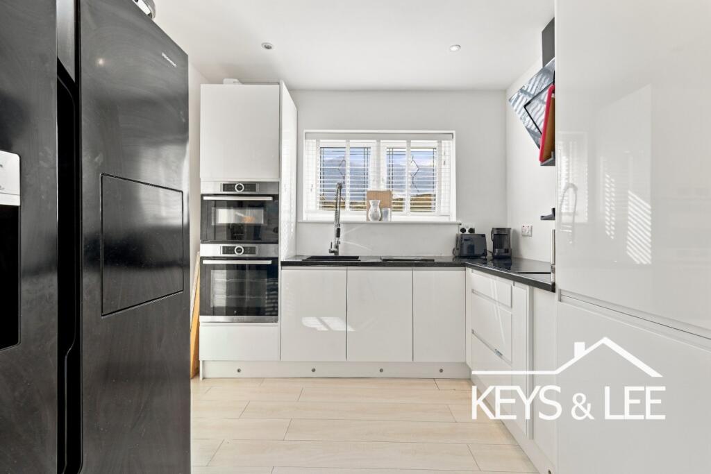 House in London, Collier Row - View 4