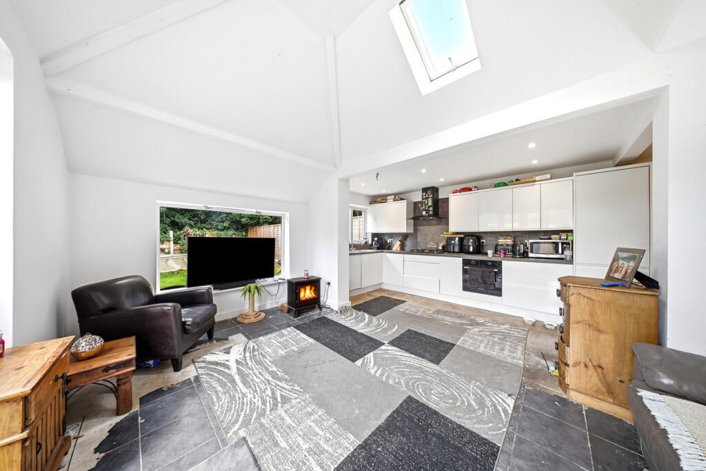 House in Manchester, Parrs Wood, Wythenshawe - View 4