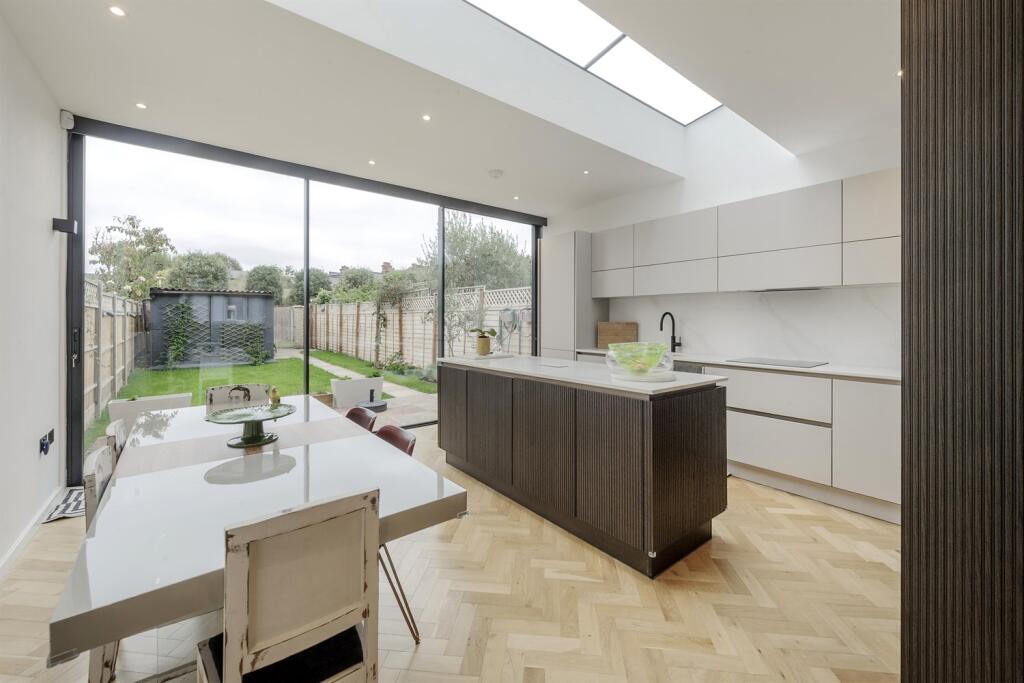Pangbourne Avenue, Kensington And Chelsea, London, W10 – pohled 2