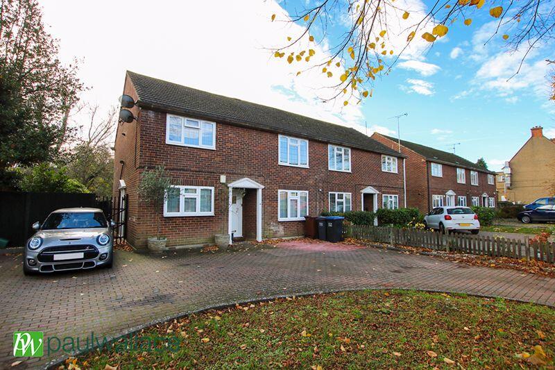 2-bed flat on Station Road, Cuffley, £395,000