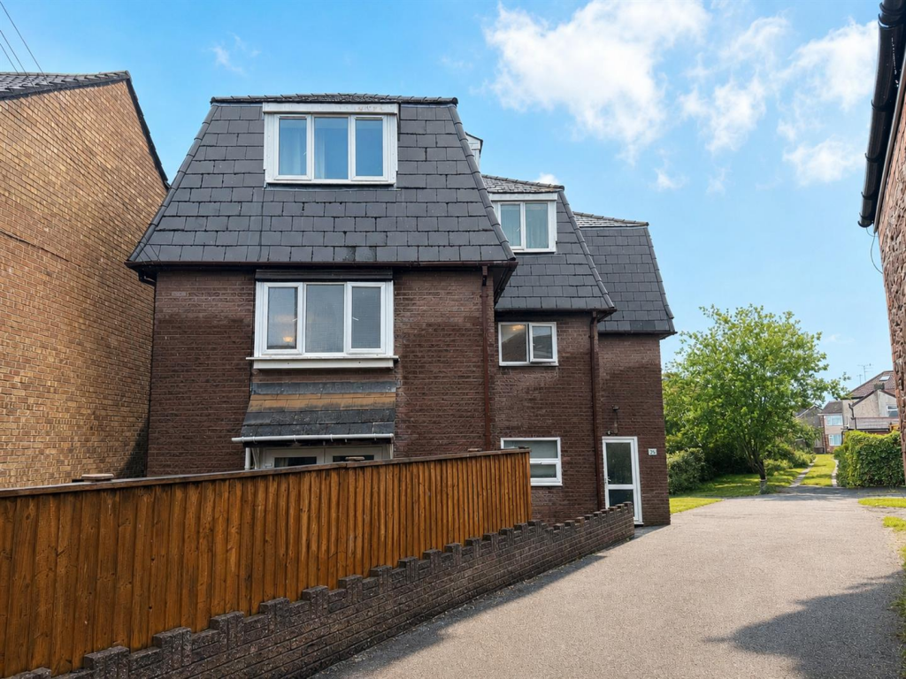2-bed flat on Florence Road, Staple Hill, Bristol, £200,000