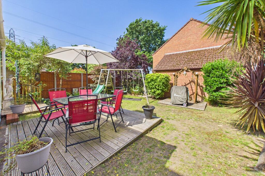 Primrose Gardens, Poole, Dorset, BH17 photo 4
