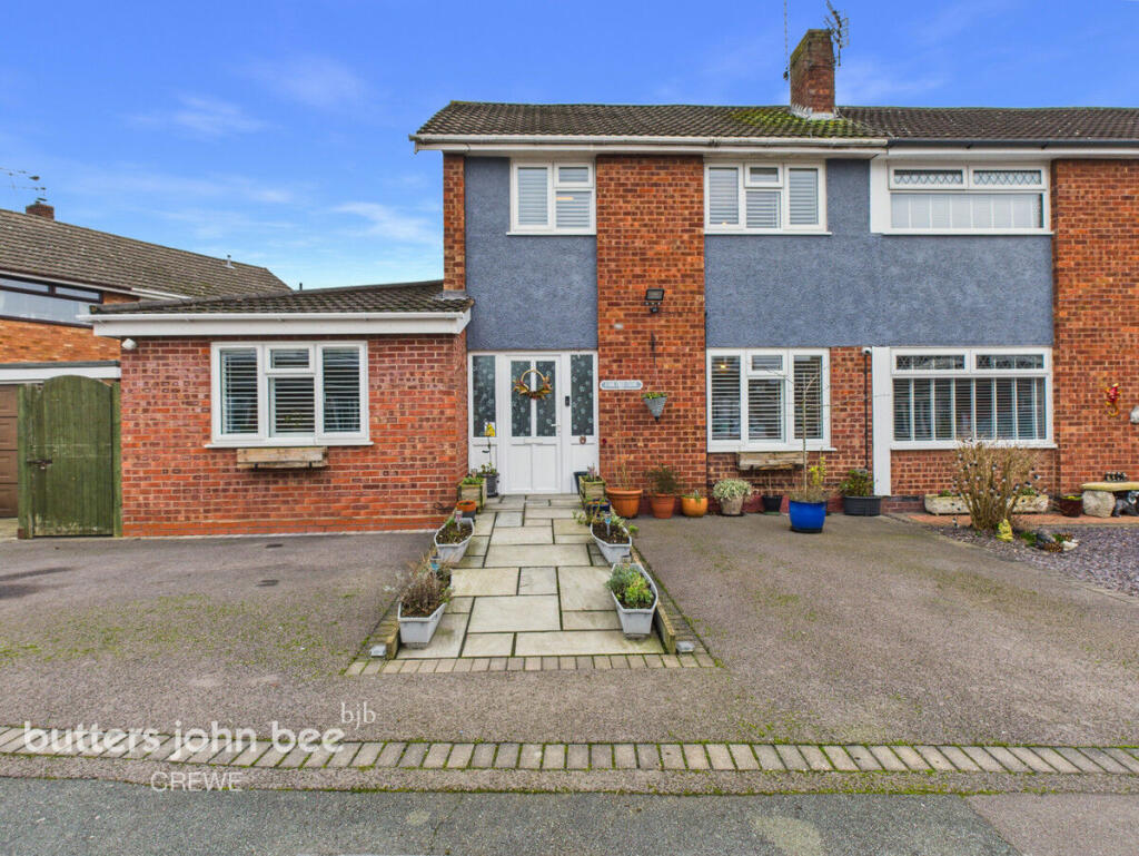 4-bed semi-detached on Oak Tree Close, Crewe, £260,000