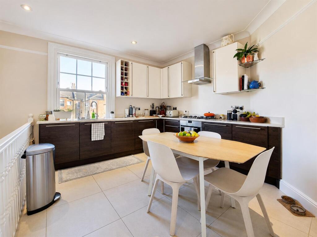 Apartment in London, Cottenham Park, Raynes Park - View 3
