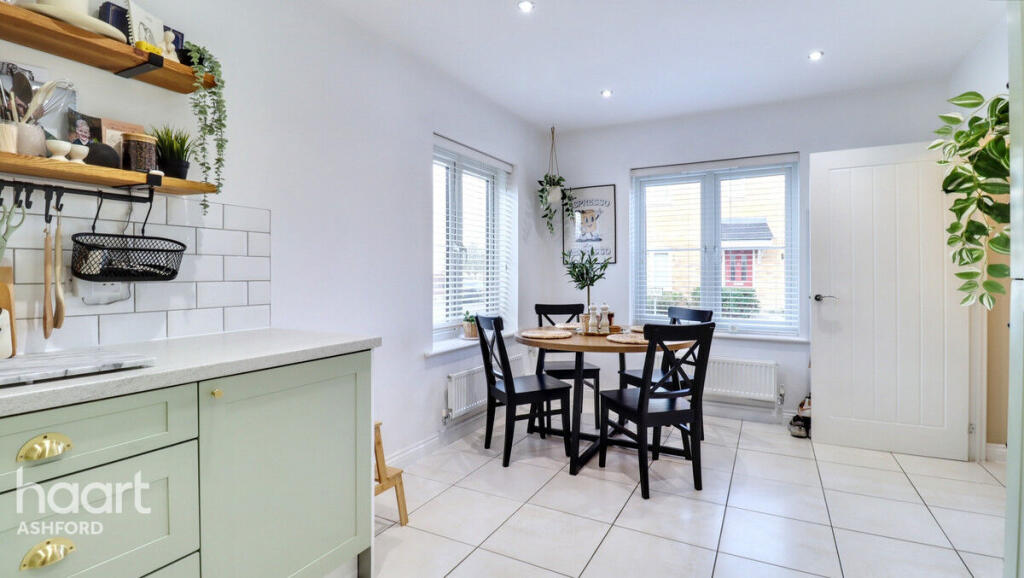 3-bed detached on Lincoln Gardens, Ashford, £350,000