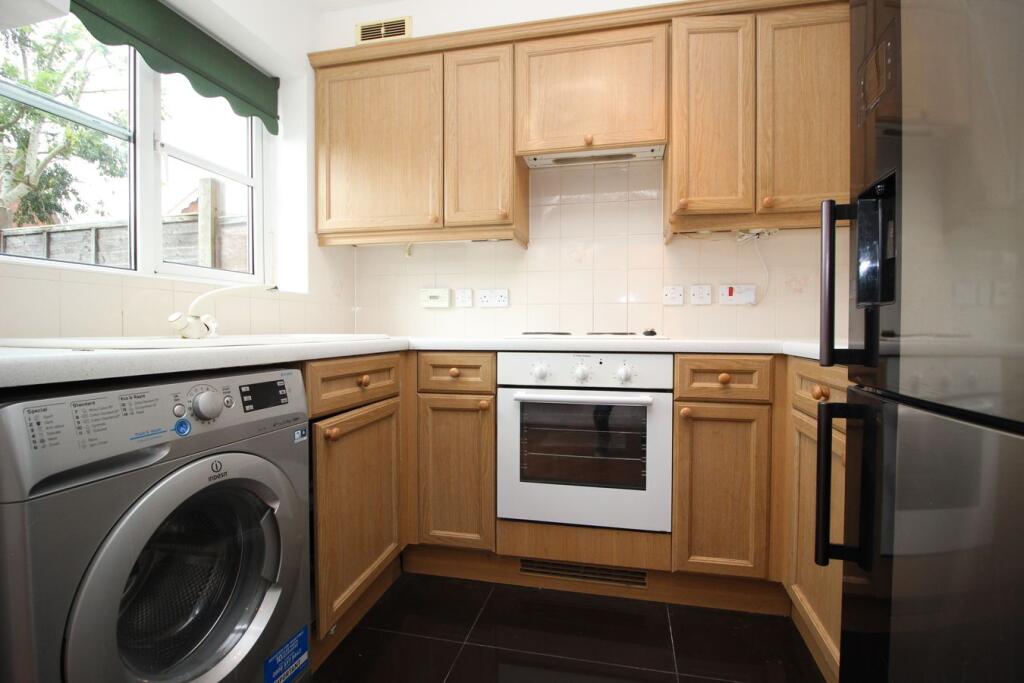 Coopers Drive, Yate, BS37 photo 4