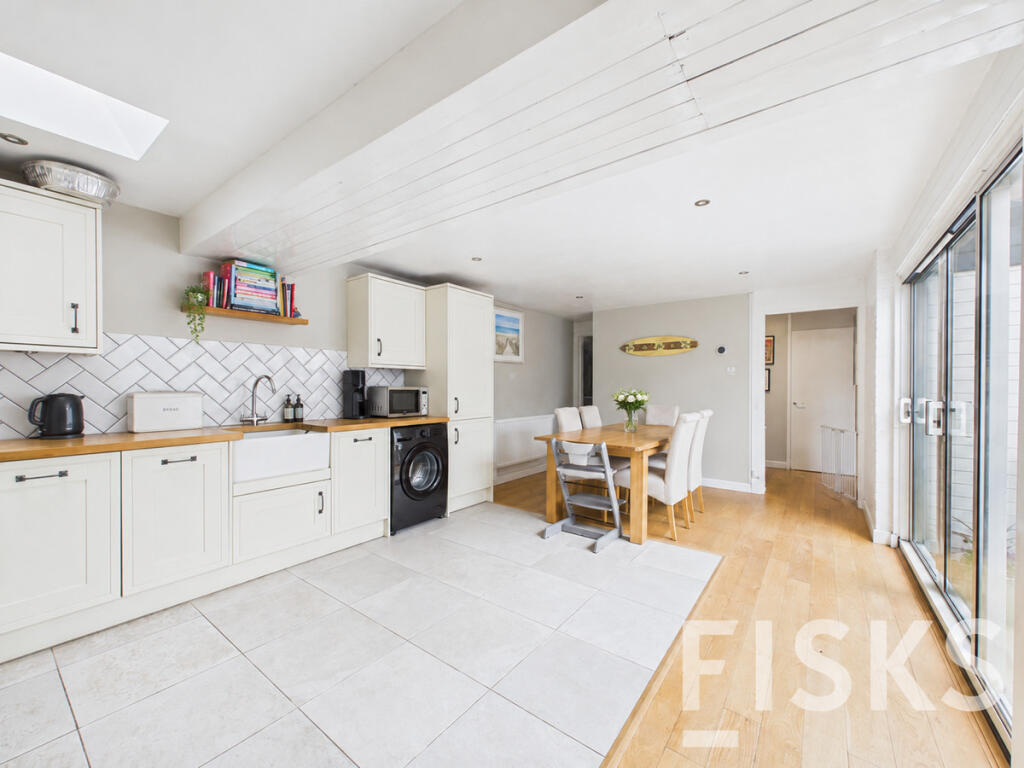 House in Basildon, Vange - More