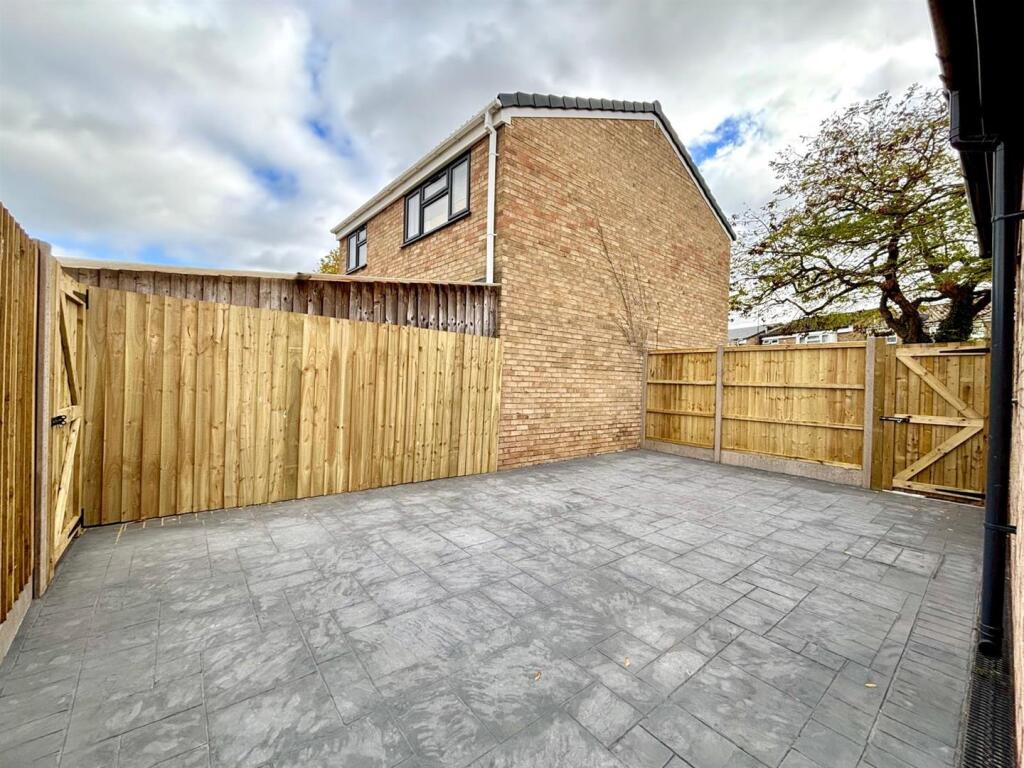 Gainsborough Drive, Leamington Spa photo 2