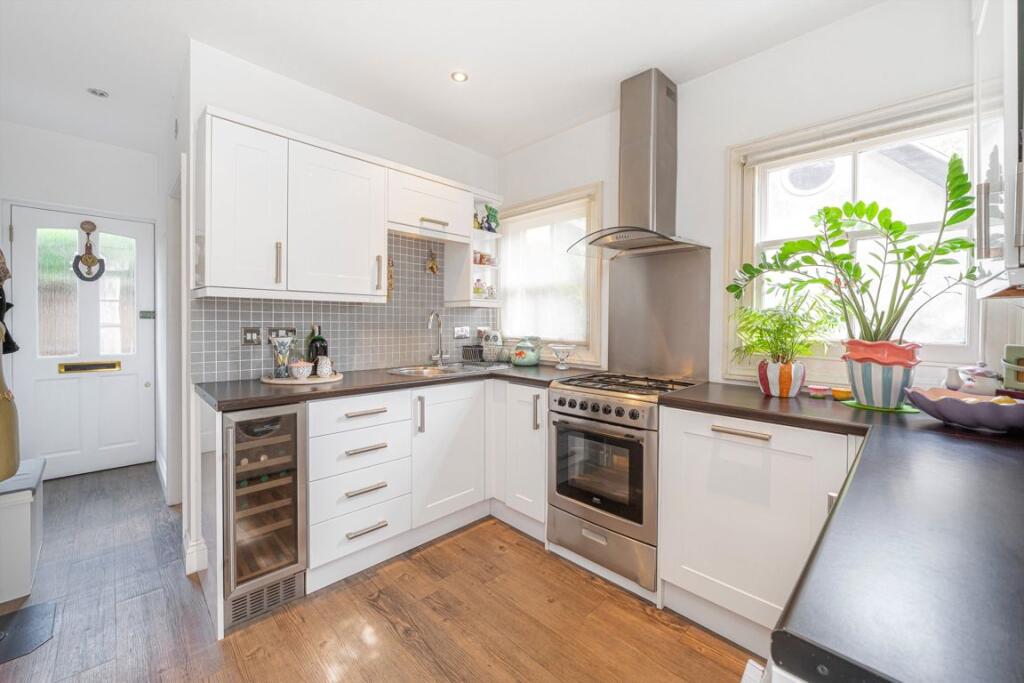Apartment in London, The Beveree, Hampton - View 2