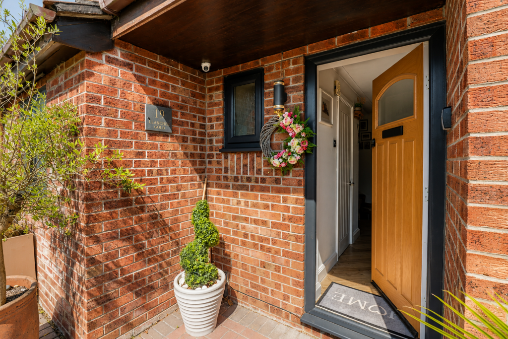 House in Llantwit Fardre, Upper Church Village - View 3