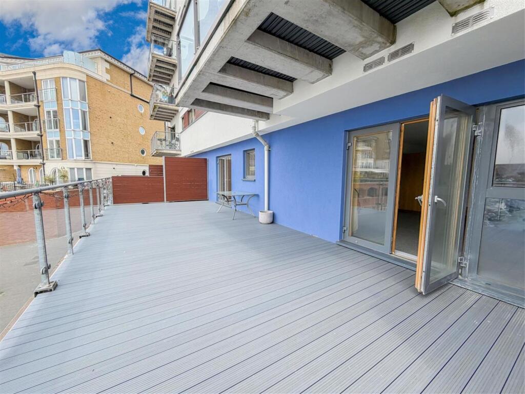 Apartment in Eastbourne, Midway Quay, Sovereign Harbour - View 3