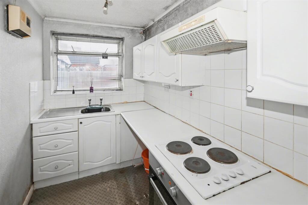 Zelham Drive, Canvey Island photo 4