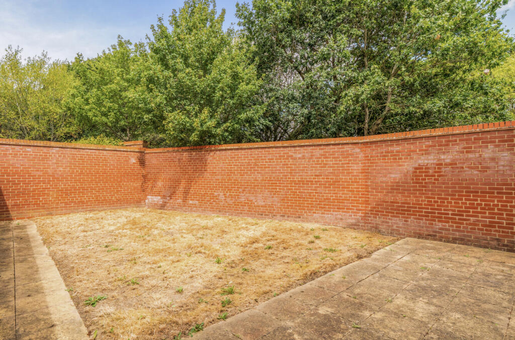 House in Wokingham, Montague Park - More