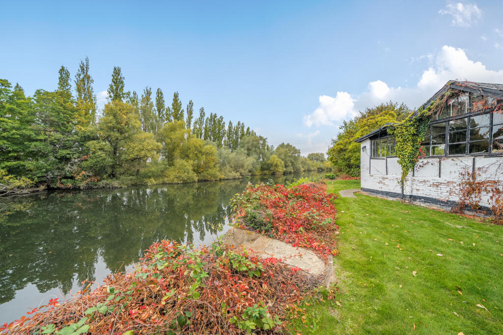 4-bed bungalow on The Avenue, Wraysbury, TW19, £800,000