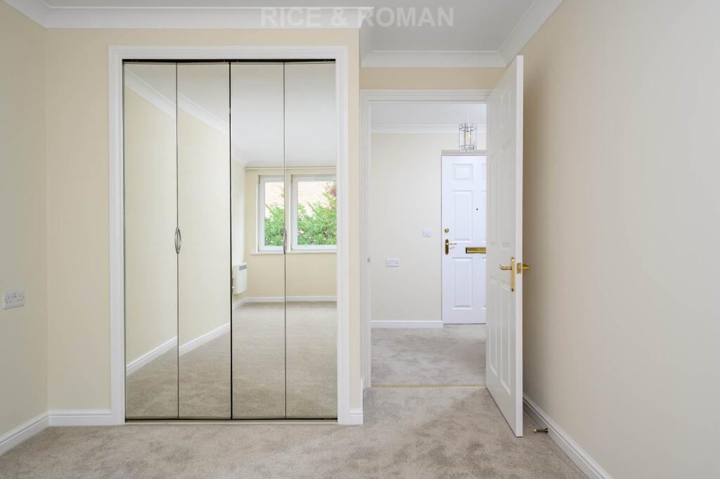 Apartment in Runnymede, Addlestone - More